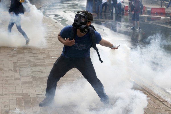 Ντροπή! Έριξαν χημικά ακόμη και σε μικρά παιδιά – Σοκαριστικές φωτογραφίες από τα άγρια επεισόδια στην Κωνσταντινούπολη για την Πρωτομαγιά - Φωτογραφία 20