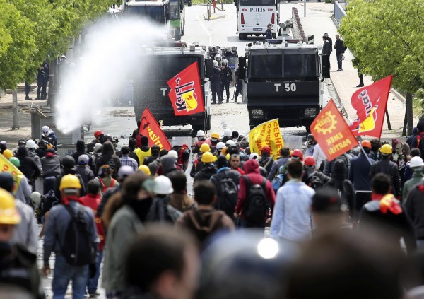 Ντροπή! Έριξαν χημικά ακόμη και σε μικρά παιδιά – Σοκαριστικές φωτογραφίες από τα άγρια επεισόδια στην Κωνσταντινούπολη για την Πρωτομαγιά - Φωτογραφία 21