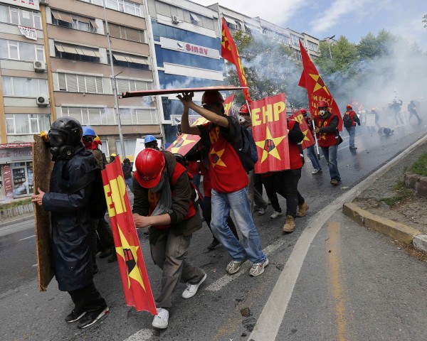 Ντροπή! Έριξαν χημικά ακόμη και σε μικρά παιδιά – Σοκαριστικές φωτογραφίες από τα άγρια επεισόδια στην Κωνσταντινούπολη για την Πρωτομαγιά - Φωτογραφία 22