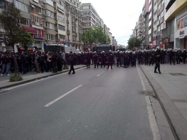 Ντροπή! Έριξαν χημικά ακόμη και σε μικρά παιδιά – Σοκαριστικές φωτογραφίες από τα άγρια επεισόδια στην Κωνσταντινούπολη για την Πρωτομαγιά - Φωτογραφία 27