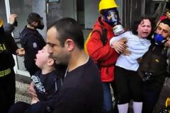 Ντροπή! Έριξαν χημικά ακόμη και σε μικρά παιδιά – Σοκαριστικές φωτογραφίες από τα άγρια επεισόδια στην Κωνσταντινούπολη για την Πρωτομαγιά