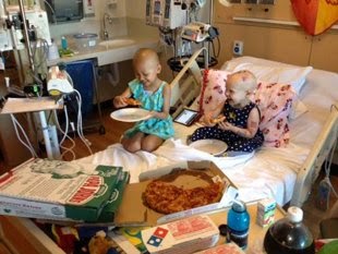 Κοριτσάκι με καρκίνο έγραψε στο τζάμι του νοσοκομείου ότι ήθελε πίτσα και έγινε το αδιαχώρητο [photos] - Φωτογραφία 1