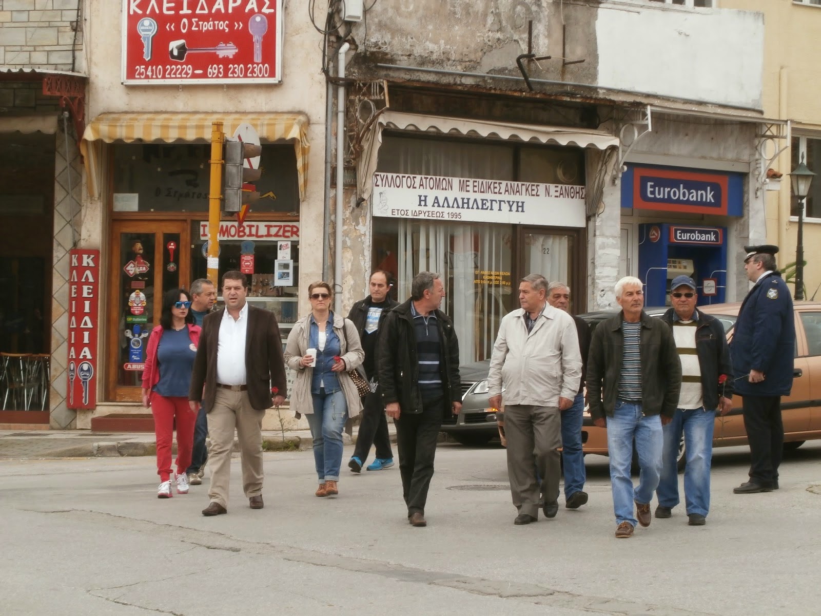 Με γαρύφαλλα, πανό και συνθήματα η Εργατική Πρωτομαγιά στην Ξάνθη [video] - Φωτογραφία 2