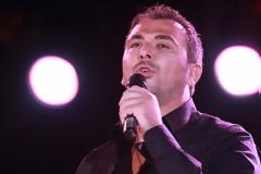 Χαμός με τον Αντώνη Ρέμο - Η αστυνομία τον κατέβασε από τη σκηνή [photos]