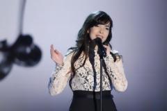 Ποια είναι η όμορφη Indila που έχει κάνει όλη την υφήλιο να σιγοτραγουδά γαλλικά και απόψε θα εμφανιστεί στο ελληνικό Τhe Voice