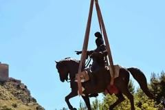 Το άγαλμα του Κολοκοτρώνη και πάλι στην θέση του στο πάρκο Ναυπλίου