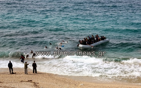 Άφιξη 40 περίπου μεταναστών στην παραλία Πλακάκια στο Πλωμάρι Λέσβου [video] - Φωτογραφία 2