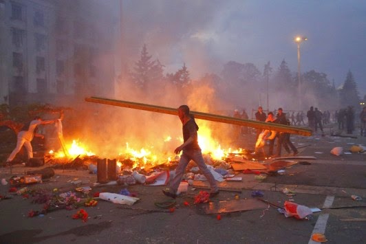 Στη δίνη του εμφυλίου η Ουκρανία - Σκληρές μάχες στο Κραματόρσκ - Πάνω από 30 οι νεκροί στην Οδησσό από φωτιά σε κτίριο - Φωτογραφία 1
