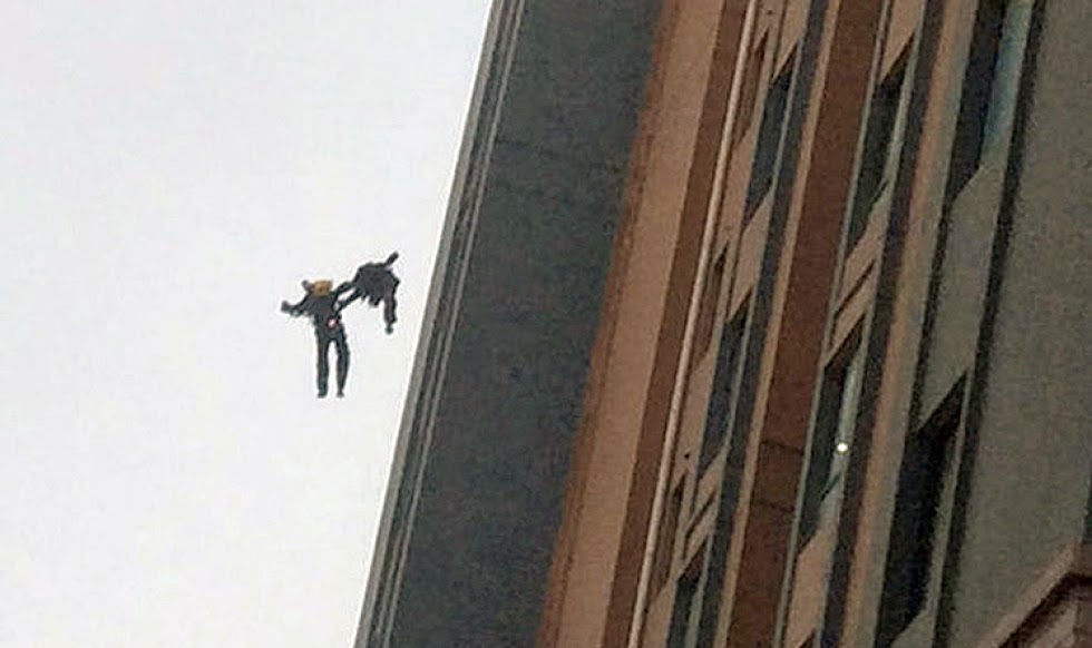 Bίντεο που κόβει την ανάσα - Πυροσβέστες έπεσαν από τον 13ο όροφο φλεγόμενης πολυκατοικίας σχεδόν αγκαλιά - Φωτογραφία 1