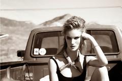 Rosie Huntington: Σέξι ακόμα και ντυμένη