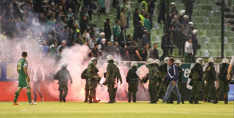 Επεισόδια στην Λεωφόρο - Οπαδοί Παναθηναϊκού και ΠΑΟΚ έπαιξαν ξύλο και καρεκλιές - Δείτε φωτο-video - Φωτογραφία 2