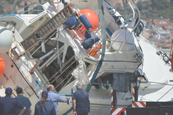 Ρίγος προκαλεί η σορός της μητέρας που κρατούσε αγκαλιά το μωρό της στο ναυάγιο της Σάμου [photos] - Φωτογραφία 2