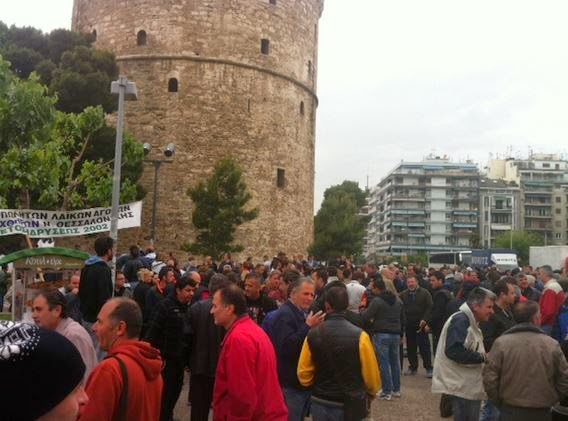 ΤΩΡΑ: Συγκέντρωση παραγωγών λαϊκών αγορών στο Λευκό Πύργο- Κλειστή η Λ. Νίκης [photos] - Φωτογραφία 2