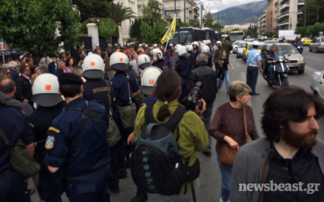 Ένταση έξω από το υπουργείο Διοικητικής Μεταρρύθμισης - Φωτογραφία 2