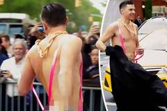 Χάος στο Met Gala - Ημίγυμνος άνδρας εισέβαλε στο κόκκινο χαλί
