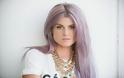 Η Κέλι Όσμπορν με αγορέ μοβ μαλλιά και μοϊκάνα