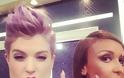 Η Κέλι Όσμπορν με αγορέ μοβ μαλλιά και μοϊκάνα - Φωτογραφία 4