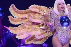 H Lady Gaga έμεινε ολόγυμνη πάνω στη σκηνή [εικόνες]