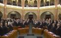 Νεοναζί, σκίνχεντ του '90 εξελέγη αντιπρόεδρος της Βουλής της Ουγγαρίας