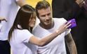H Victoria τα βλέπει αυτά;Mε ποια κυρία βγάζει σέξι selfie ο David Beckham μέσα στο γήπεδο (φωτο) - Φωτογραφία 1