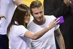 H Victoria τα βλέπει αυτά;Mε ποια κυρία βγάζει σέξι selfie ο David Beckham μέσα στο γήπεδο (φωτο)