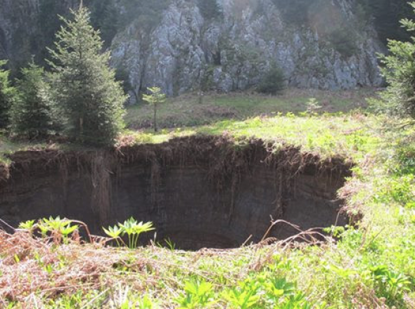 Η κατολίσθηση προκάλεσε ....κρατήρα στα Τρίκαλα - Ένα εντυπωσιακό φαινόμενο - Φωτογραφία 2