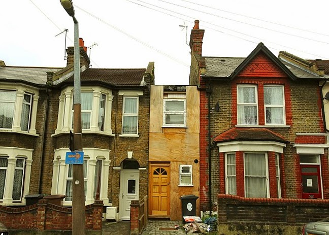 Θα κατεδαφιστεί το πιο στενό σπίτι του Λονδίνου [photos] - Φωτογραφία 1
