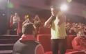 Η πιο πρωτότυπη πρόταση γάμου σε ελληνική αίθουσα σινεμά κάνει θραύση στο διαδίκτυο (video)