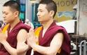 Μοναχοί του Θιβέτ χορεύουν breakdance! - Πρωτότυπο βίντεο!