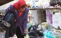 ΑΠΙΣΤΕΥΤΟ: Μία ξαδέλφη του Ωνάση ψάχνει στα σκουπίδια [photos] - Φωτογραφία 2