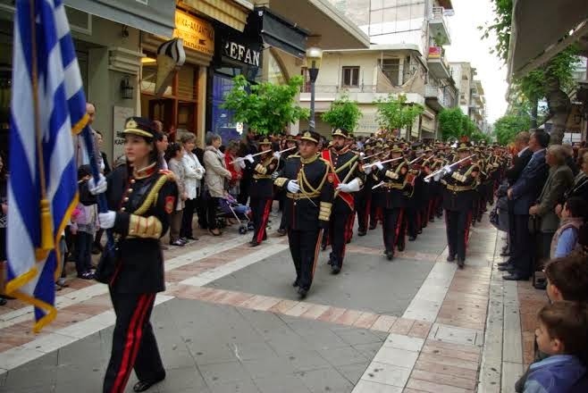 «Η πόλη του Αγρινίου έστρωσε τους δρόμους με ροδοπέταλα» - Φωτογραφία 10