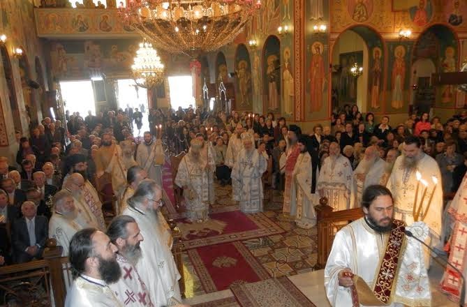 «Η πόλη του Αγρινίου έστρωσε τους δρόμους με ροδοπέταλα» - Φωτογραφία 2