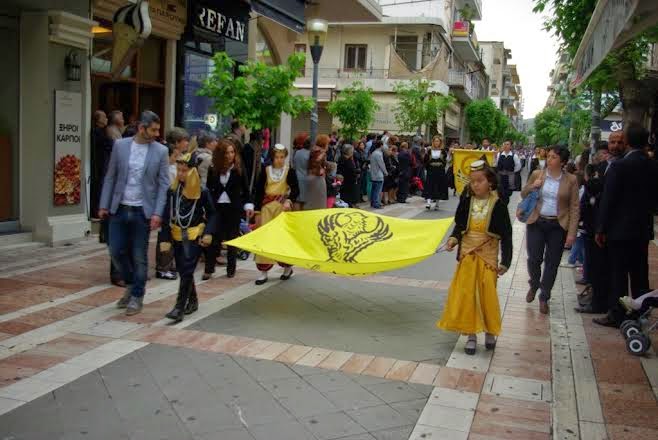 «Η πόλη του Αγρινίου έστρωσε τους δρόμους με ροδοπέταλα» - Φωτογραφία 8