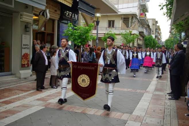 «Η πόλη του Αγρινίου έστρωσε τους δρόμους με ροδοπέταλα» - Φωτογραφία 9