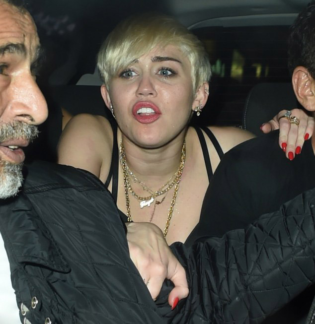 Δείτε φωτογραφίες: «Κομμάτια» η Miley Cyrus μετά από συναυλία! - Φωτογραφία 2
