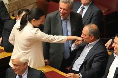 Το χειροφίλημα του Καραμανλή στην Όλγα