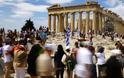 Οι τουρίστες έρχονται στην Ελλάδα, αλλά δεν ξοδεύουν χρήματα