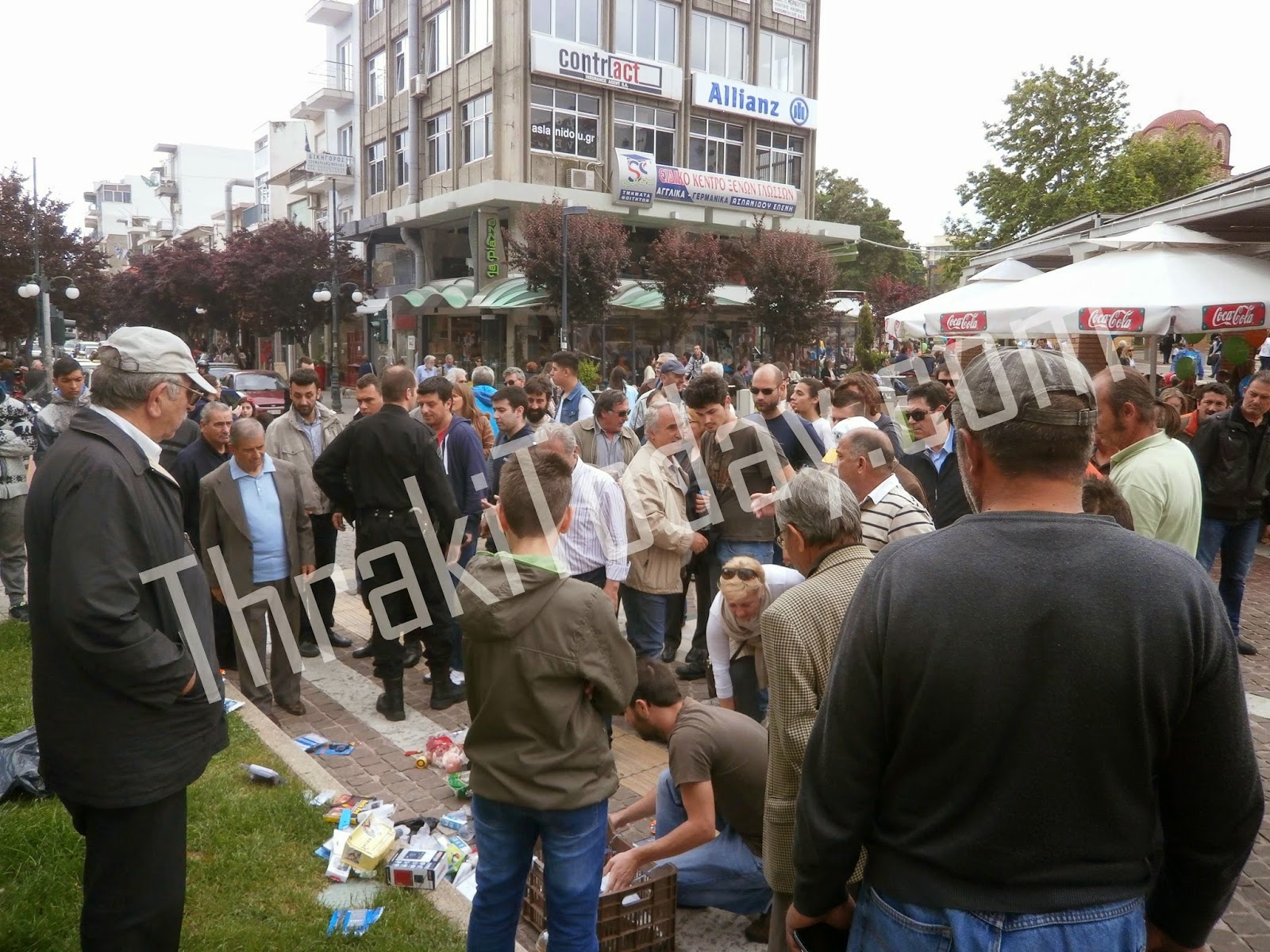 Άναψαν τα αίματα στη Ξάνθη όταν συνελήφθη πλανόδια Κινέζα - Λίγο έλειψε ο κόσμος να παίξει ξύλο με τους αστυνομικούς [photos - video] - Φωτογραφία 4