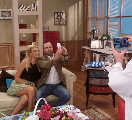 Το σταυροπόδι της Σπυροπούλου και τα «απανωτά» μίνι προκαλούν ταραχές [photo] - Φωτογραφία 2