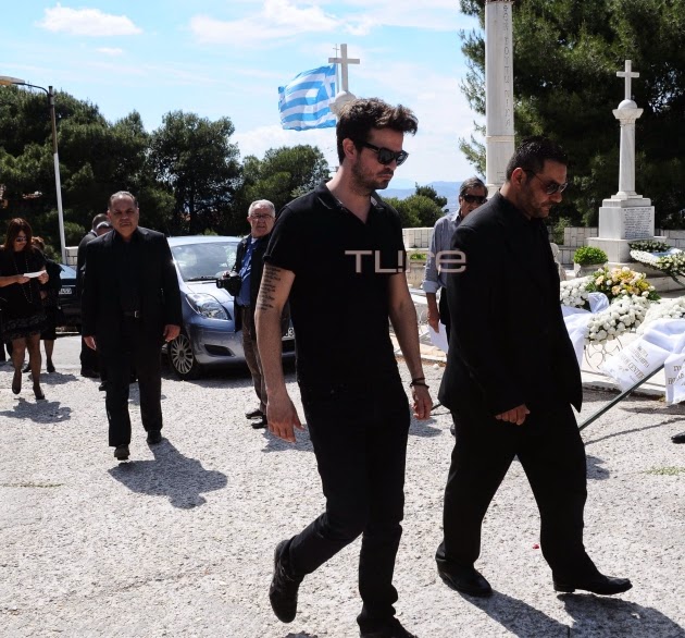 Σύσσωμη η εγχώρια showbiz αποχαιρέτησε τον επιχειρηματία Γιώργο Πολίτη - Φωτογραφία 7