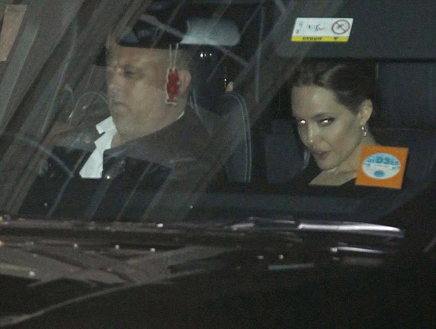 Δείτε τον Brad Pitt να «χουφτώνει» την Angelina Jolie - Φωτογραφία 5
