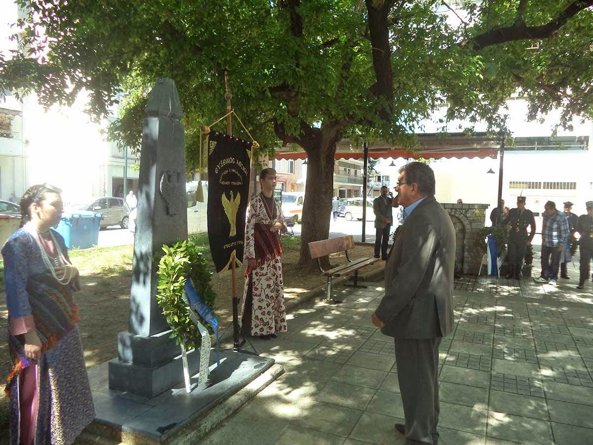 Συγκίνηση και …λιποθυμία στα Τρίκαλα στην τελετή μνήμης για την γενοκτονία των Ελλήνων του Πόντου - Φωτογραφία 2