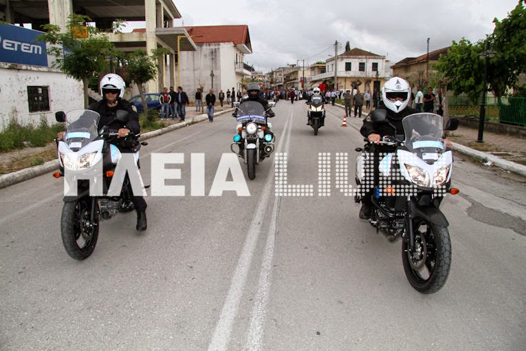Ανδραβίδα: Χιλιάδες πολίτες αποχαιρέτισαν τον ήρωα αστυνομικό Βασίλη Μαρτζάκλη - Φωτογραφία 11