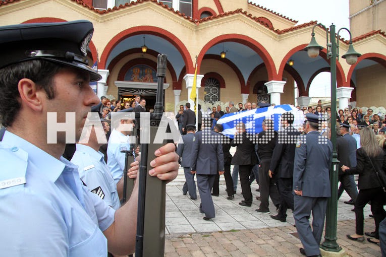 Ανδραβίδα: Χιλιάδες πολίτες αποχαιρέτισαν τον ήρωα αστυνομικό Βασίλη Μαρτζάκλη - Φωτογραφία 6
