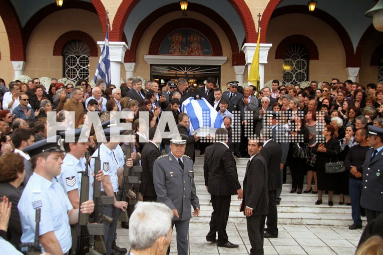 Ανδραβίδα: Χιλιάδες πολίτες αποχαιρέτισαν τον ήρωα αστυνομικό Βασίλη Μαρτζάκλη - Φωτογραφία 9
