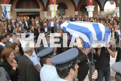 Ανδραβίδα: Χιλιάδες πολίτες αποχαιρέτισαν τον ήρωα αστυνομικό Βασίλη Μαρτζάκλη