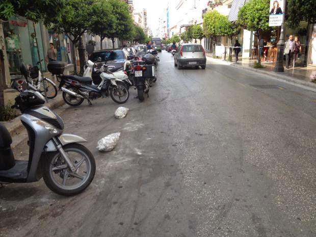 Πάτρα: Μπάζωσαν την Μαιζώνος για να κρατήσουν μια θέση στάθμευσης - Φωτογραφία 2