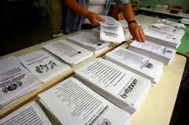 Τεραστίων διαστάσεων τα ψηφοδέλτια στη Πρέβεζα - Μείζον θέμα η αποθήκευσή και η μεταφορά τους στα εκλογικά κέντρα - Φωτογραφία 1