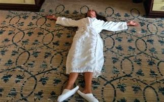 Διάσημη τραγουδίστρια πέφτει στο πάτωμα επειδή το κρεβάτι της είναι άβολο - Φωτογραφία 1