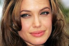 Η Angelina πήγε στην πρεμιέρα του Brad Pitt καλυμμένη με πούδρα! [photos] - Φωτογραφία 1